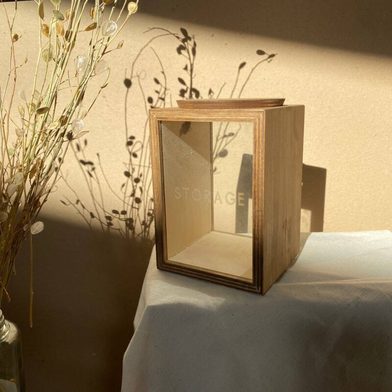 بانکه ترکیب چوب و شیشه با درب چوبی